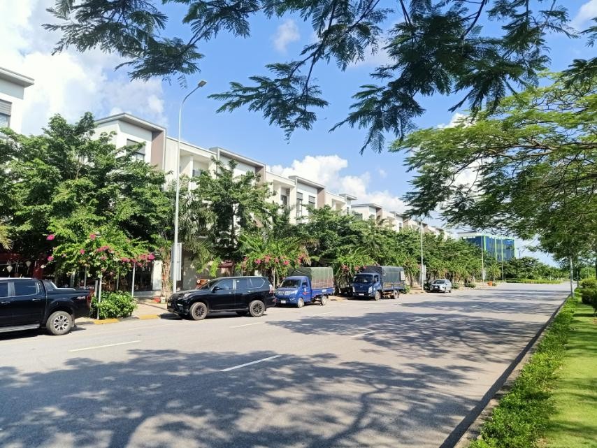 Bán nhà mặt phố lô góc đường 26m tuyến phố đi bộ tại khu đô thị VSIP. Vị trí vàng, tiện ích đầy đủ.