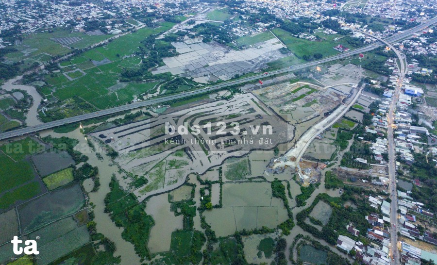 Biệt thự ven hồ chỉ 1.68 (30%) cách trung tâm thị trấn Long Thành chi 1 km, lhcc