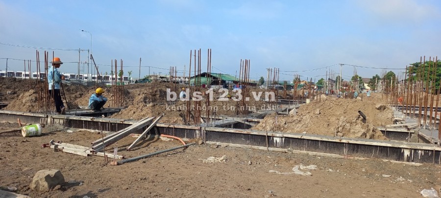Bán nhà mặt tiền đường Quốc Lộ 1A và đường Xã Đồi 61 liền kề KCN Bàu Xéo giá F0 giá sock chỉ 3,4 tỷ