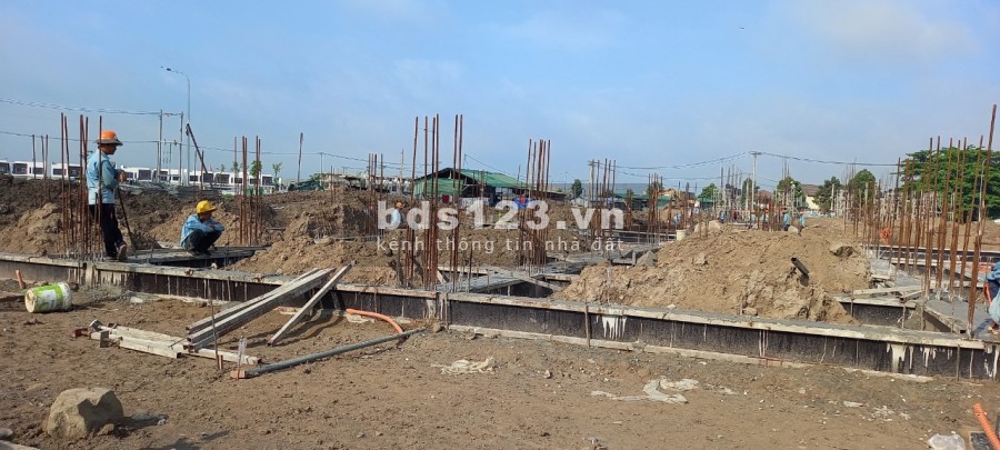 Bán nhà mặt tiền đường Quốc Lộ 1A và đường Xã Đồi 61 liền kề KCN Bàu Xéo giá F0 giá sock chỉ 3,4 tỷ