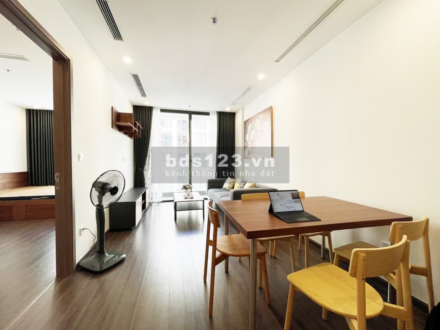 Cần cho thuê CH cao cấp tòa S2 Vinhomes Symphony. 2PN hướng ĐN đủ đồ đẹp. LH: 0979220466