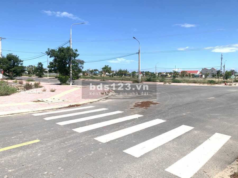 Bán lô góc mặt tiền đường 22m5 chợ Lai Nghi giá chỉ 10,5 triệu/m2