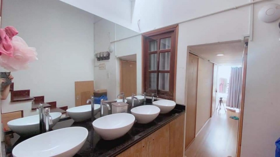 Gấp bán nhà Đề Thám 18 căn hộ dịch vụ dtsd 80m2, hẻm xe hơi 3 tầng, DT 50tr/tháng