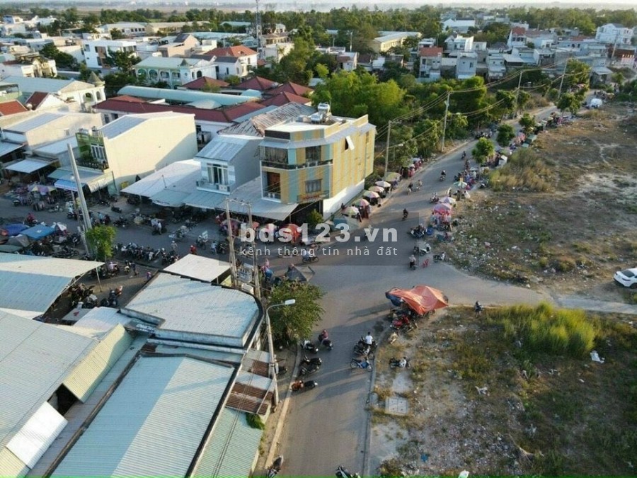 Bán nhanh lô đất mặt tiền chợ, đường 27m và đường 33m thông thẳng ra biển chỉ 4p đi xe