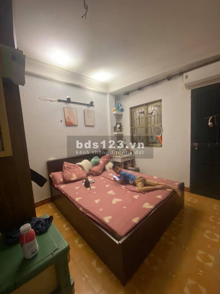 Bán nhà phố Định Công ngõ ba gác gân ô tô 4 tầng, an ninh tốt, tặng nội thất, giá 2.3 tỷ
