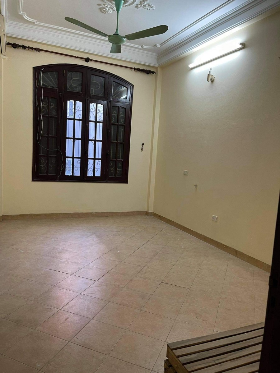 Nhà gần Có Ngã Tư Sở bán giá nhỉnh 2 tỷ, đúc 4.5 tầng gần phố 30m, lhcc