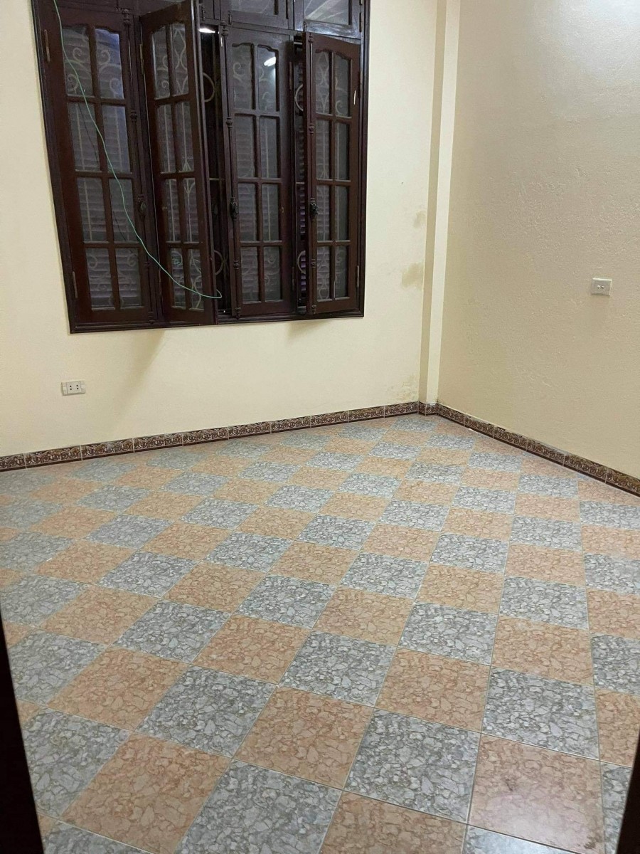 Nhà gần Có Ngã Tư Sở bán giá nhỉnh 2 tỷ, đúc 4.5 tầng gần phố 30m, lhcc