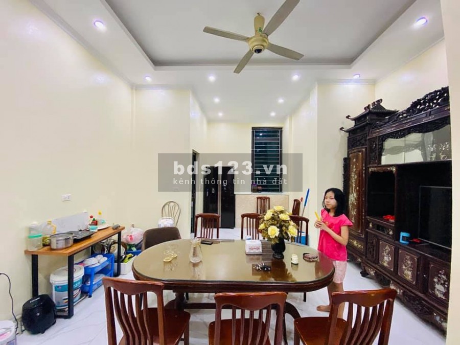 Có 102 nhà nguyên căn đang trống cần cho bán nhanh Tản Đà Hà Đông ôto lùi cửa ở ngay