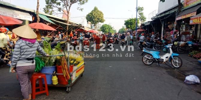 Kẹt tiền quá nên bán gấp lô đất nhà 2000m2, sát chợ, dân đông, thổ cư, shr, giá 560tr, shr