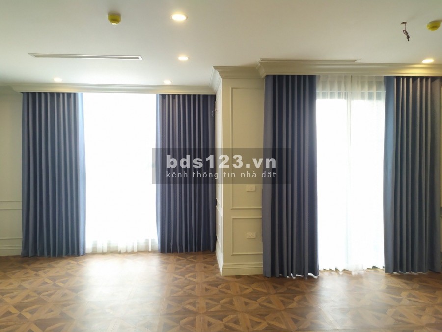 Cần bán gấp căn hộ tầng cao tòa R1 Sunshine, DT 57m2 giá 2.2 tỷ