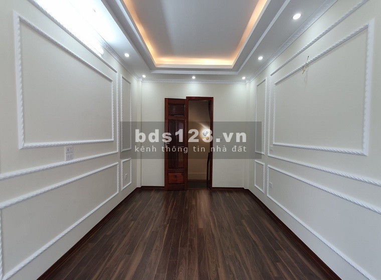 Bán nhà nguyên căn duy nhất phố Bồ Đề, dt 36m2, 5 tầng đúc, giá nhỉnh 3 tỷ