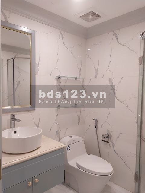 Cần bán gấp căn hộ tầng cao tòa R1 Sunshine, DT 57m2 giá 2.2 tỷ