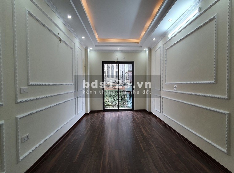Bán nhà nguyên căn duy nhất phố Bồ Đề, dt 36m2, 5 tầng đúc, giá nhỉnh 3 tỷ