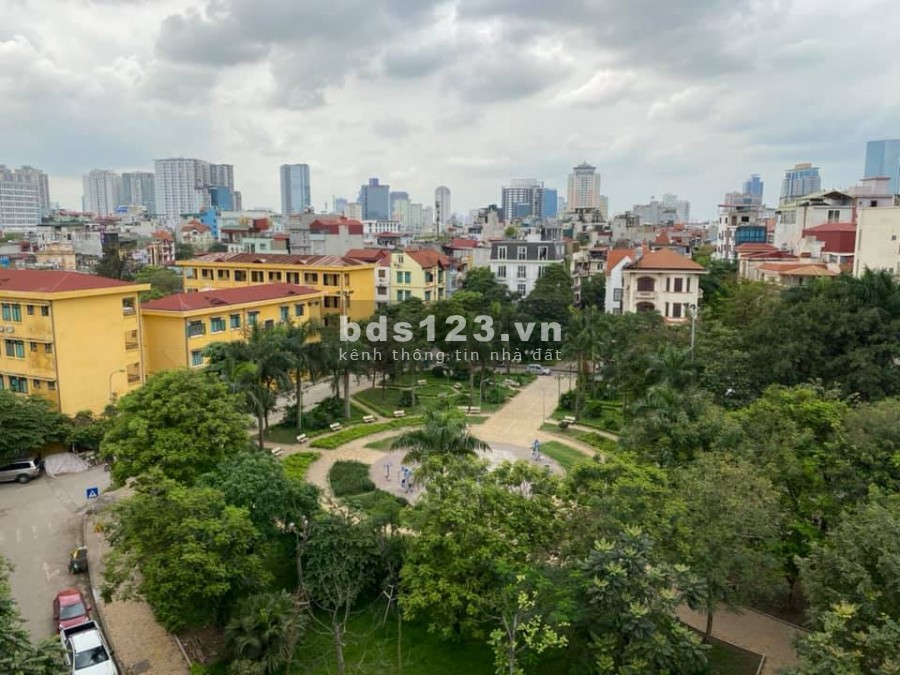 Nhà vườn hoa Trần Quang Diệu, 8 tầng thang máy, giá bán 18 tỷ, lh 0945804091