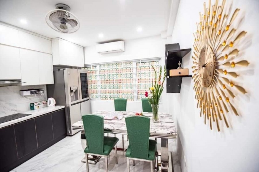 Bán nhà full nội thất đường Ngọc Thuỵ, dt 60m2, giá 4.9 tỷ, ô tô vào nhà đẳng cấp, sang trọng