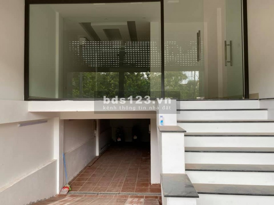 Nhà vườn hoa Trần Quang Diệu, 8 tầng thang máy, giá bán 18 tỷ, lh 0945804091
