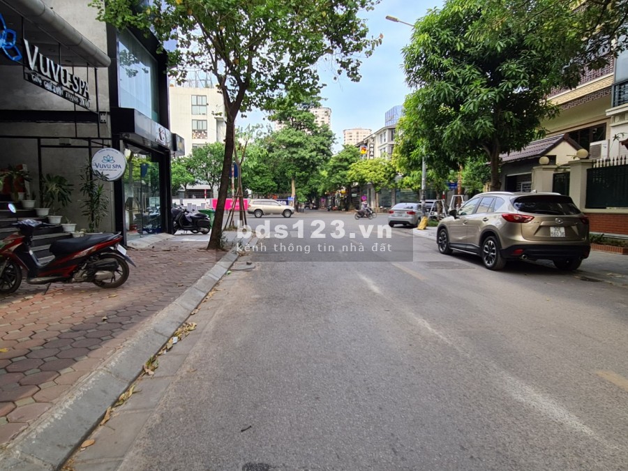 Cho thuê mặt bằng kinh doanh Khúc Thừa Dụ: DTSD260m2, mặt tiền 7.5m, có vỉa hè