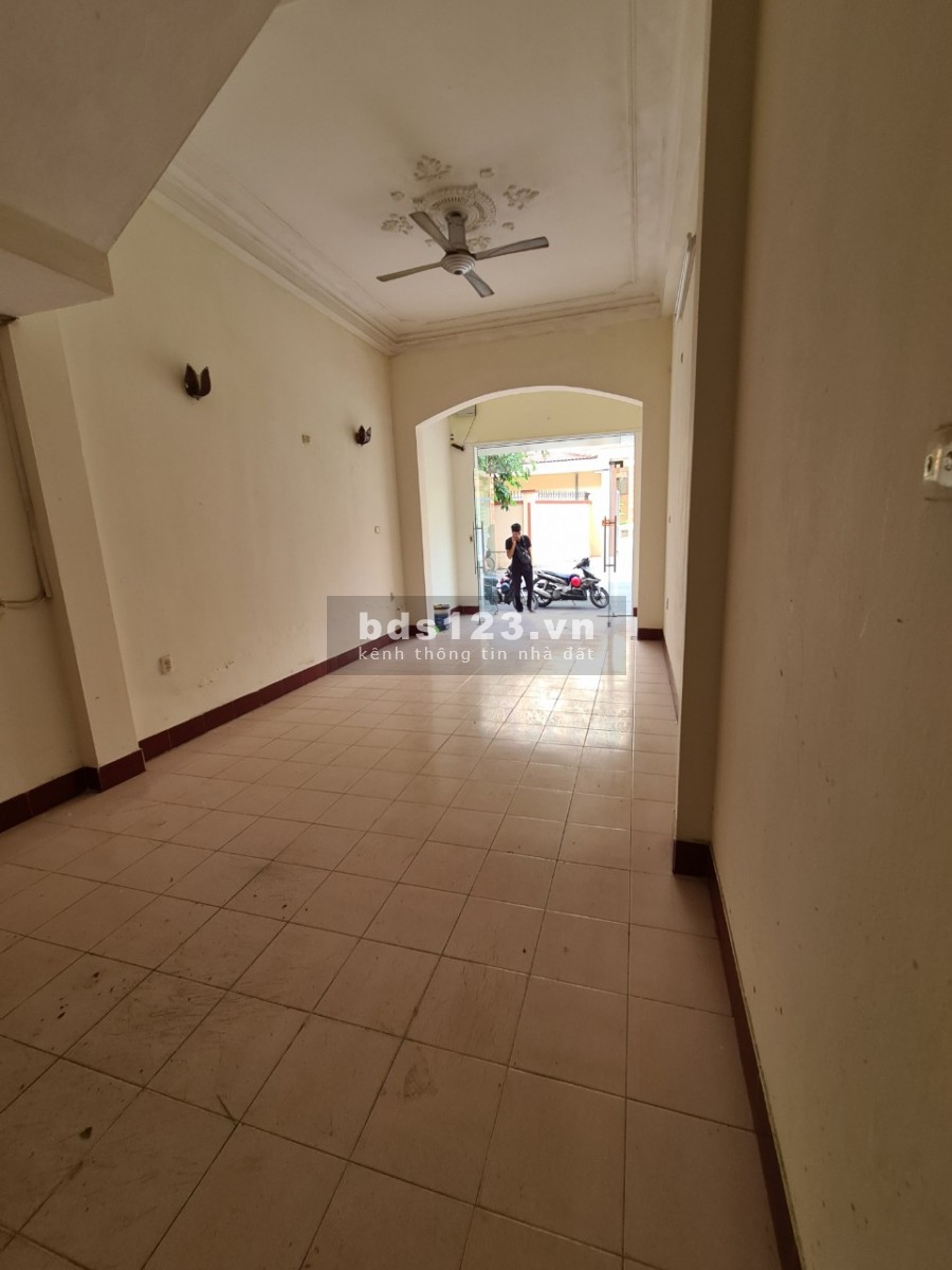 Cho thuê nhà nguyên căn Nghĩa Đô: DTSD240m2, ô tô đỗ cửa, giá 18tr