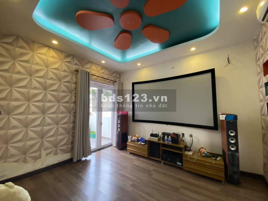 Bán gấp nhà Nguyễn Trãi P2 Q5, 82m2, 4 tầng, tặng nội thất Vip, Hẻm rộng 10m