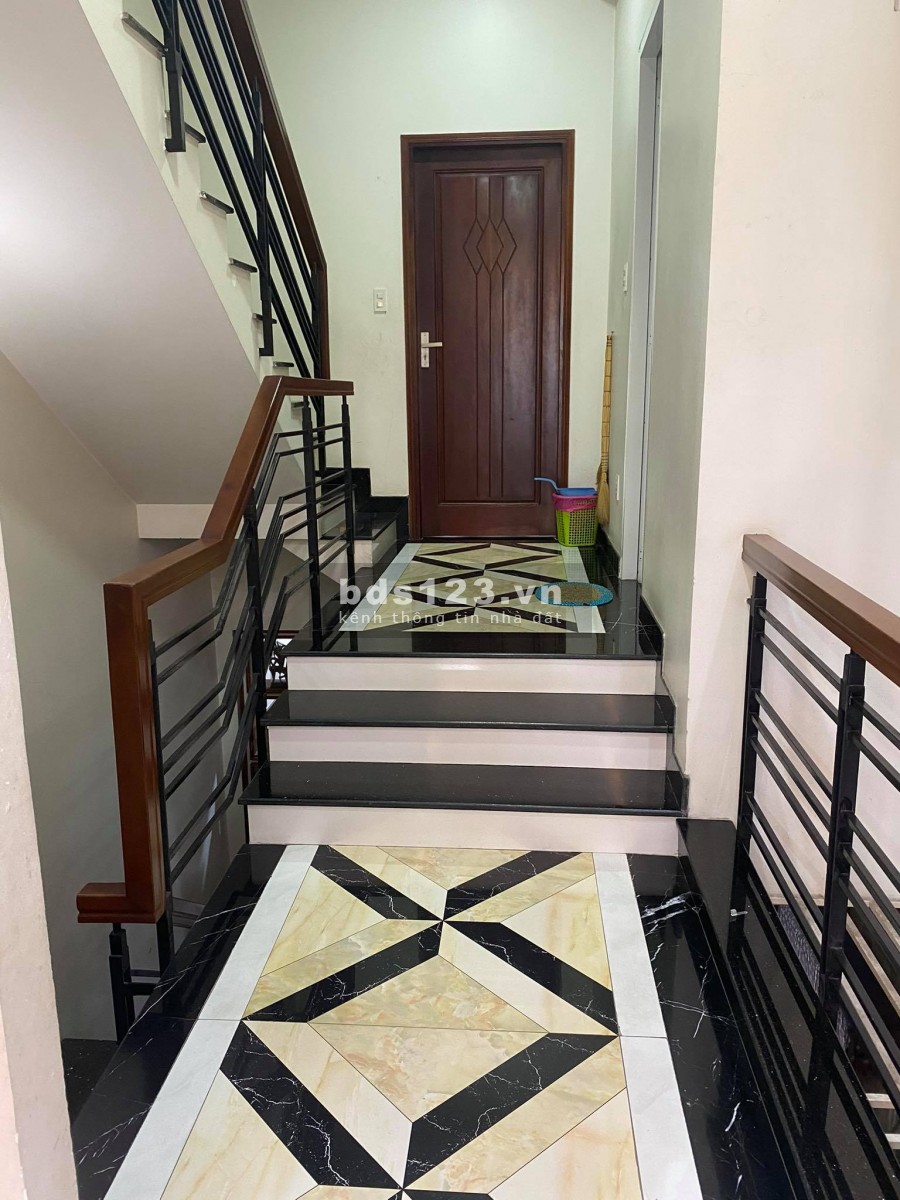 Bán gấp nhà Nguyễn Trãi P2 Q5, 82m2, 4 tầng, tặng nội thất Vip, Hẻm rộng 10m