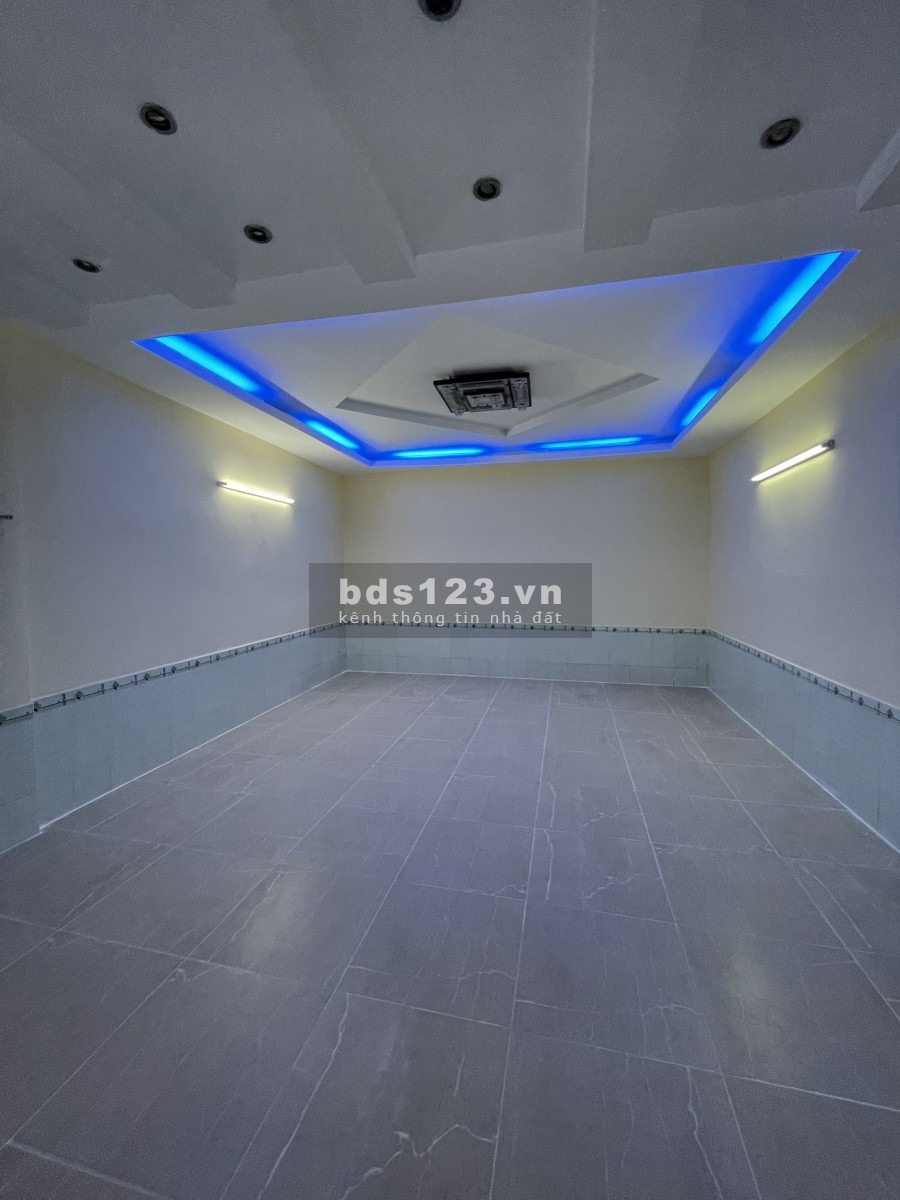 Cho thuê nhà mặt tiền ngay ngã tư Hàng Xanh, 1 trệt, 1 lầu đúc kiên cố, chính chủ