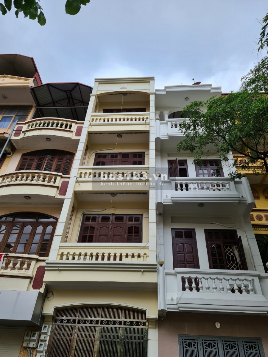Cho thuê nhà nguyên căn Nghĩa Đô: DTSD240m2, ô tô đỗ cửa, giá 18tr