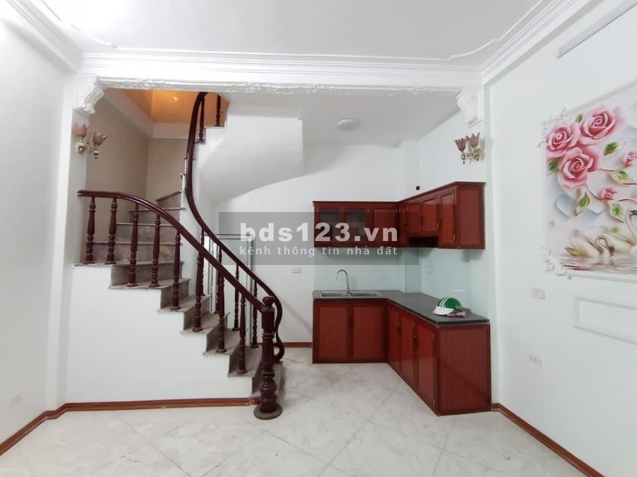 Bán Nhà Lĩnh Nam Hoàng Mai dt 64m2 4 tầng giá 3,5 tỷ có sân để xe riêng, ô tô tránh ngõ