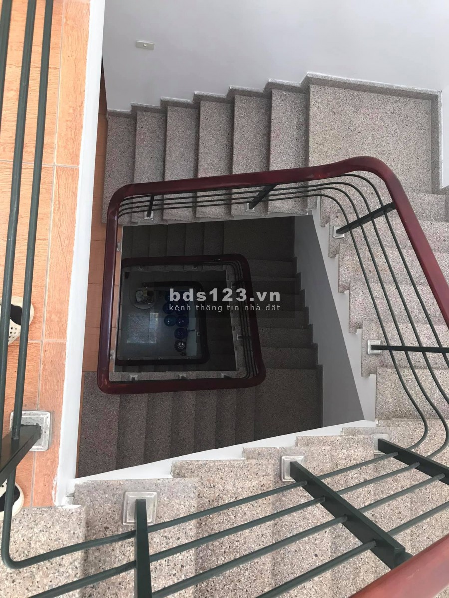 Bán nhà 4 tầng mặt phố Vũ Văn Dũng, TP HD, dt 100m2, mt 5m, 4 ngủ, sân cổng, giá 4 tỷ 799 tr