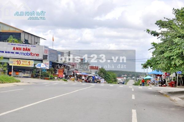 Vợ chồng kinh doanh thua lỗ, nên cần bán lại lô đất 100m2 Tân Định, Bến Cát, dân đông, vị trí đẹp.