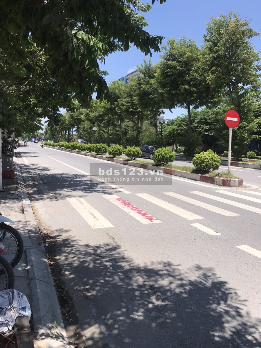 Bán nhà phân lô sát phố sổ đỏ chính chủ. diện tích 30m2, giá 3 tỷ, lh 0962157266
