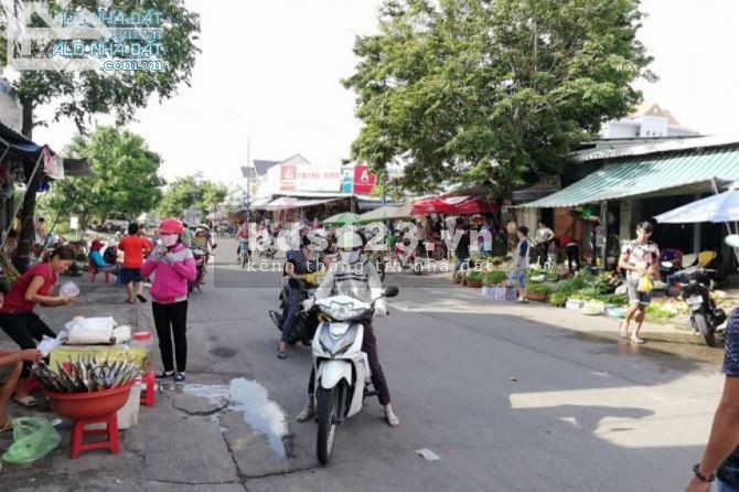 Vợ chồng kinh doanh thua lỗ, nên cần bán lại lô đất 100m2 Tân Định, Bến Cát, dân đông, vị trí đẹp.