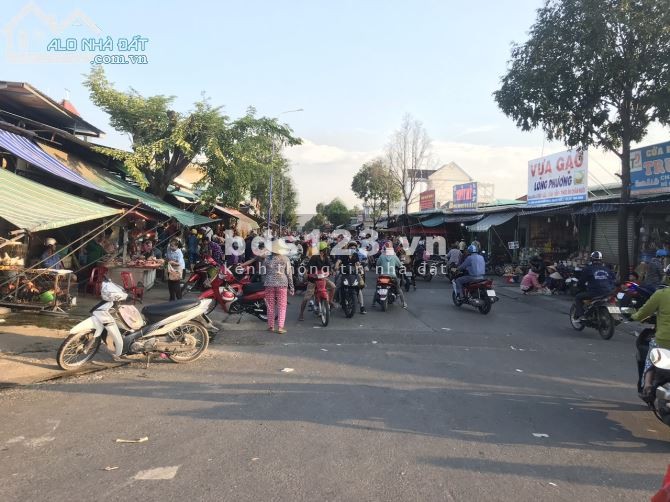 Vợ chồng kinh doanh thua lỗ, nên cần bán lại lô đất 100m2 Tân Định, Bến Cát, dân đông, vị trí đẹp.