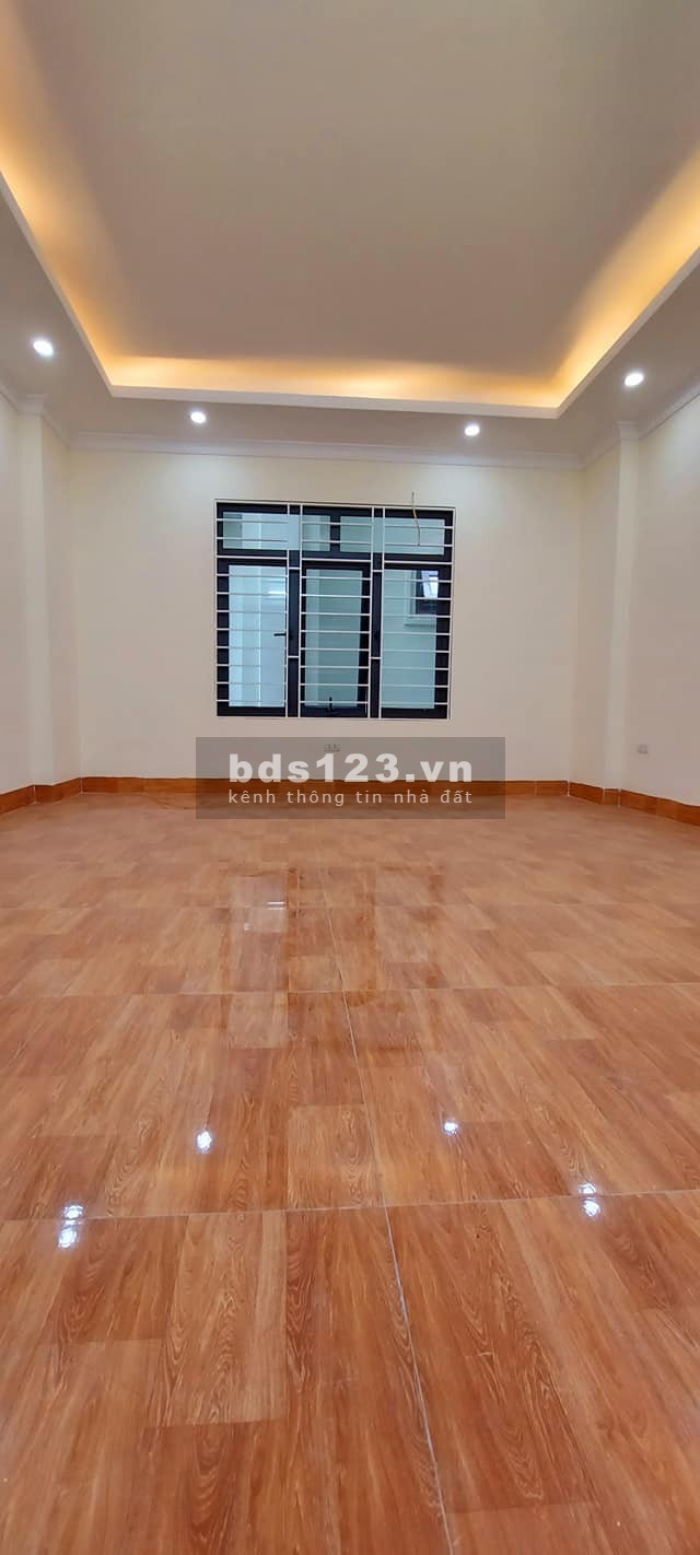 Bán Nhà Lĩnh Nam, 10m ra mặt phố, Mới Koong, SĐCC, dt 30m2, 5 tầng mt 4.2m Nhỉnh 3 tỷ