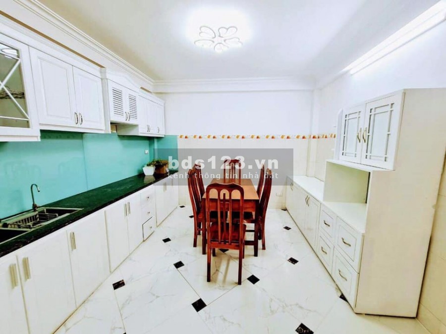 Bán nhà Trích Sài gần ô tô gần phố, diện tích 36m2, 5 tầng, giá bán 4.35 tỷ