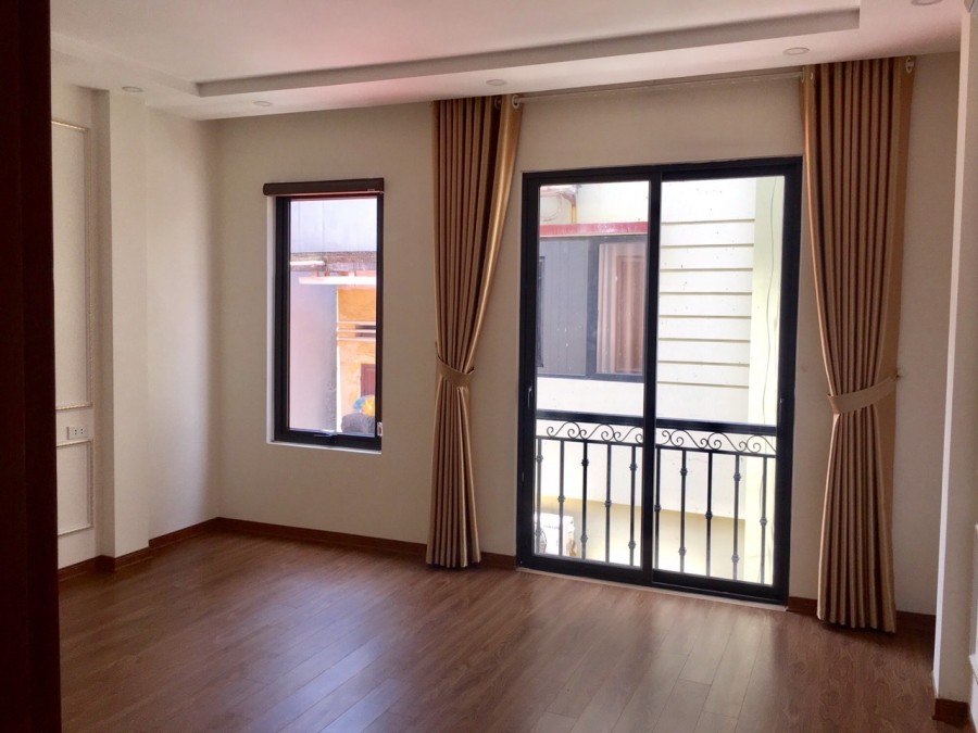 Bán nhà nguyên căn phố Trần Thái Tông, dt 35m2, còn mới nguyên, gân ô tô giá 4.2 tỷ