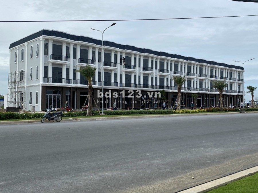 Shophouse hàng nội bộ, tiếp giáp đại lộ 50m, cách cao tốc Bến Lức Long Thành 2km