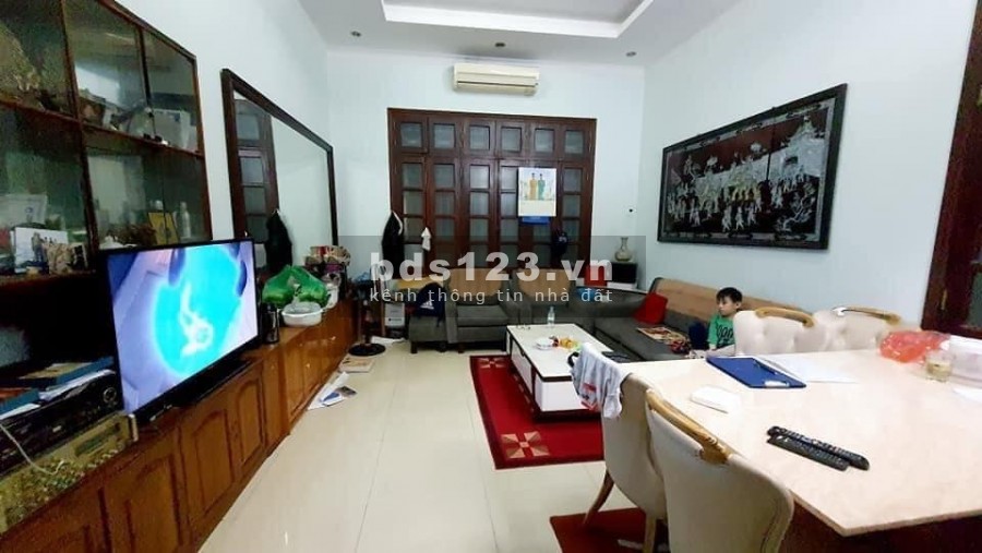 Bán nhà đẹp đường Hoàng Quốc Việt, giá 5.4 tỷ thoáng mát ô tô ra vào, tặng nội thất