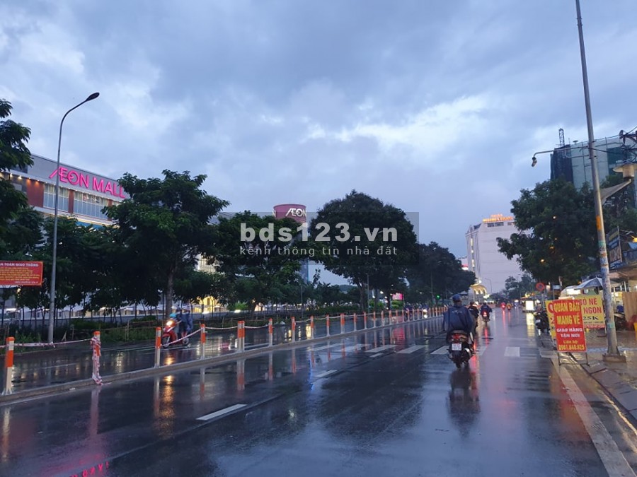 Nhà mới, hiện đại, 5 tầng. Đối diện Aeon Mall - Celadon giá bán nhanh 9,9 tỷ