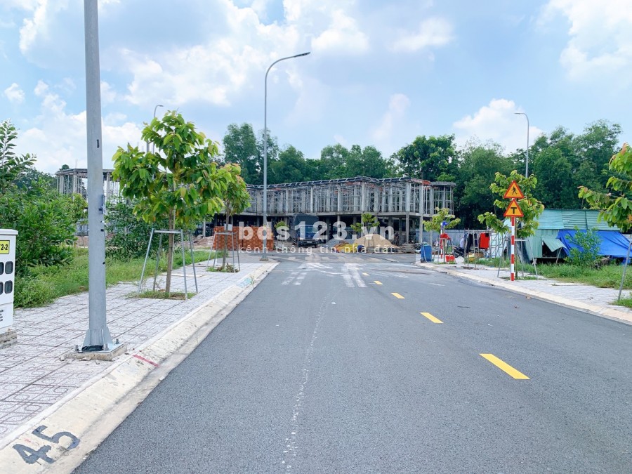 Bán ô đất siêu đẹp, giá đầu tư ngay mt DT 742, liền kề khu tái định cư, dt 108m2, mt 15m, giá chỉ 13.5 triệu/m2