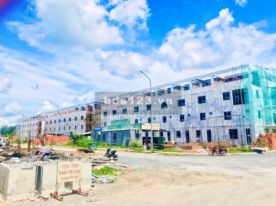 Nhà phố mới xây mặt tiền đường công viên lộ giới rộng 25m, ngân hàng hỗ trợ vay 70%