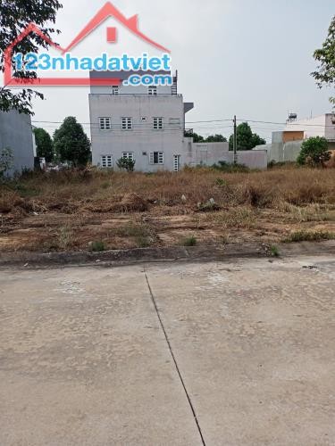 Vợ chồng kinh doanh thua lỗ, nên cần bán lại lô đất 100m2 Tân Định, Bến Cát, dân đông, vị trí đẹp.