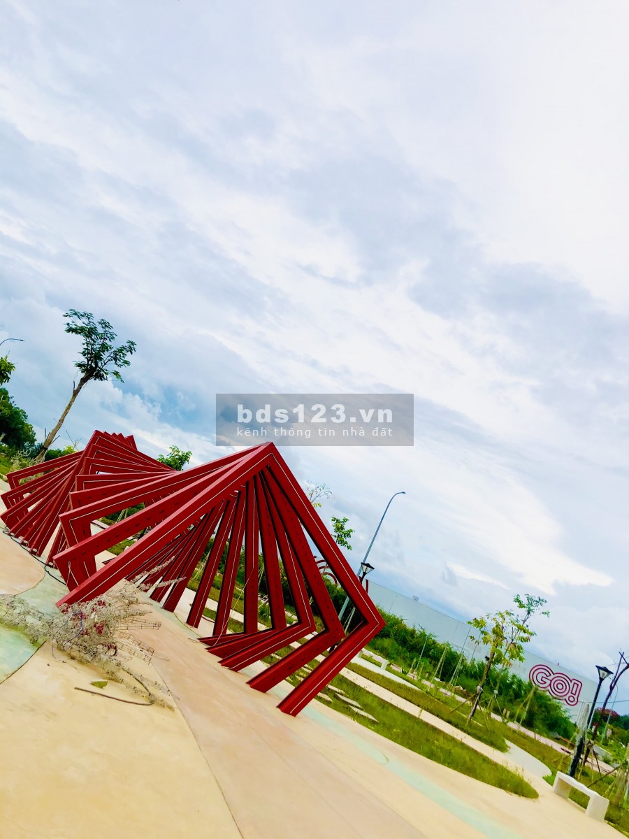 Nhà phố mới xây mặt tiền đường công viên lộ giới rộng 25m, ngân hàng hỗ trợ vay 70%