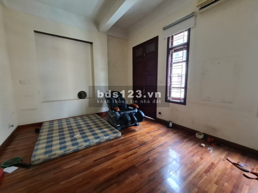 Cho thuê nhà riêng phố Trần Quốc Hoàn: DTSD300m2, ô tô vào tận nhà, giá 18tr