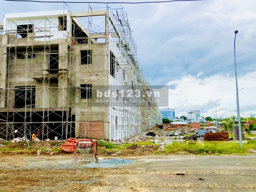 Nhà phố mới xây mặt tiền đường công viên lộ giới rộng 25m, ngân hàng hỗ trợ vay 70%