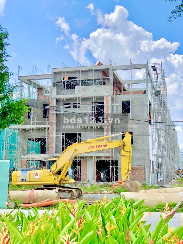 Nhà phố mới xây mặt tiền đường công viên lộ giới rộng 25m, ngân hàng hỗ trợ vay 70%