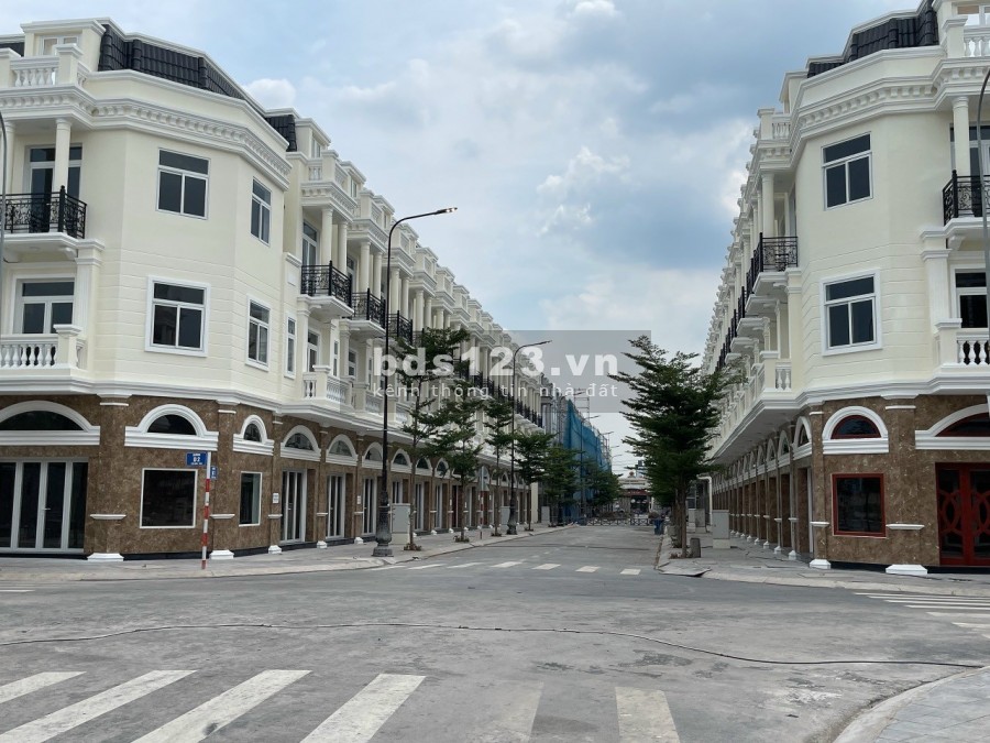 Nhà phố mang phong cách châu hiện đại Royal Town chính thức công bố giá, lhcc