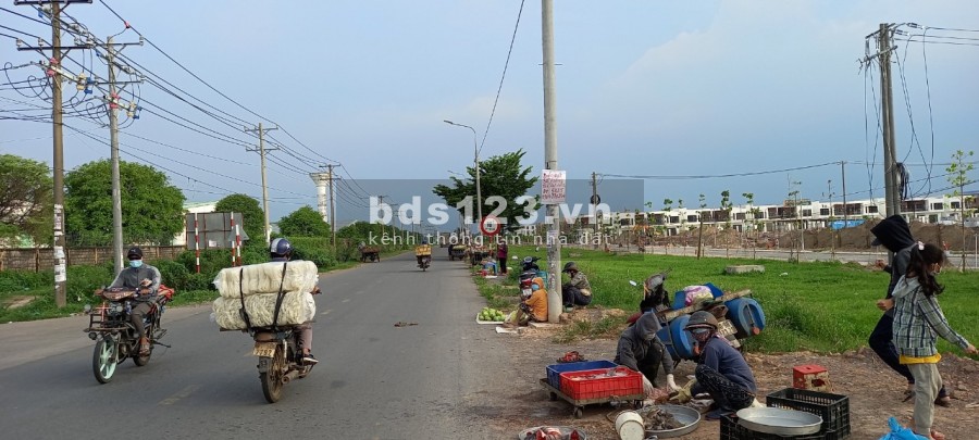 Bán nhà mặt tiền đường Quốc Lộ 1A và đường Xã Đồi 61 liền kề KCN Bàu Xéo giá