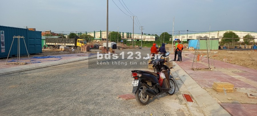 Bán nhà mặt tiền đường Quốc Lộ 1A và đường Xã Đồi 61 liền kề KCN Bàu Xéo giá
