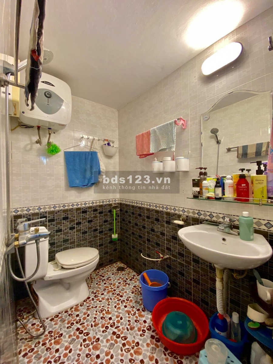Bán nhà 3 tầng Ngọc Thuỵ, LB 34m 2.6 tỷ , MT 8m oto đỗ cửa cách 5m đường oto tránh