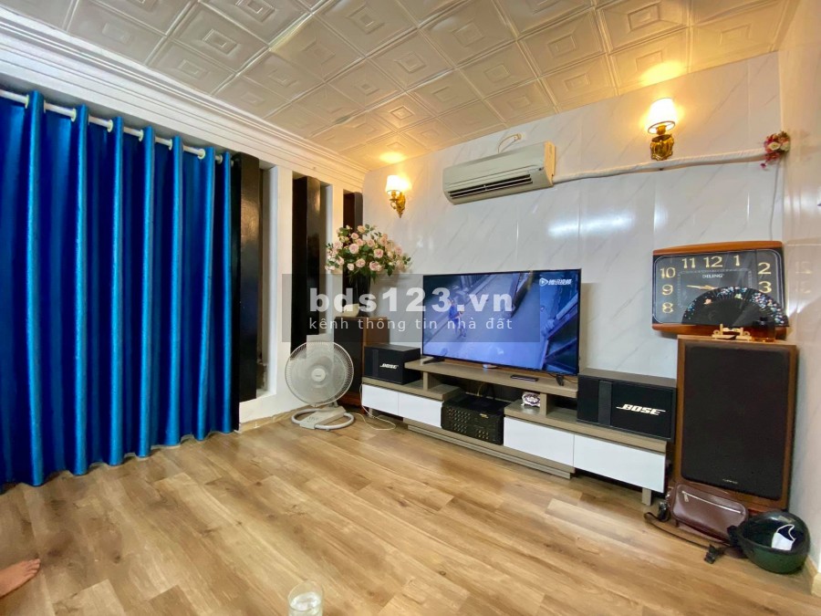 Bán nhà 3 tầng Ngọc Thuỵ, LB 34m 2.6 tỷ , MT 8m oto đỗ cửa cách 5m đường oto tránh